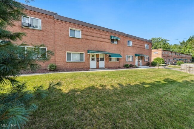 Building Photo - 215 Dalepark Dr