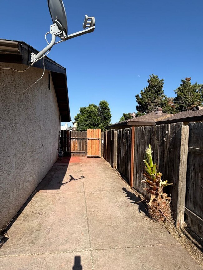 Building Photo - Wow Check out this 3 BD 2 BA SW Charmer near White Ln & Akers Road
