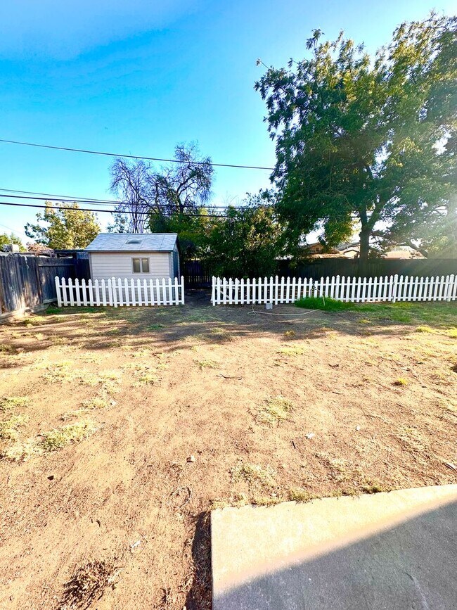 Building Photo - 936 E Cornell Ave