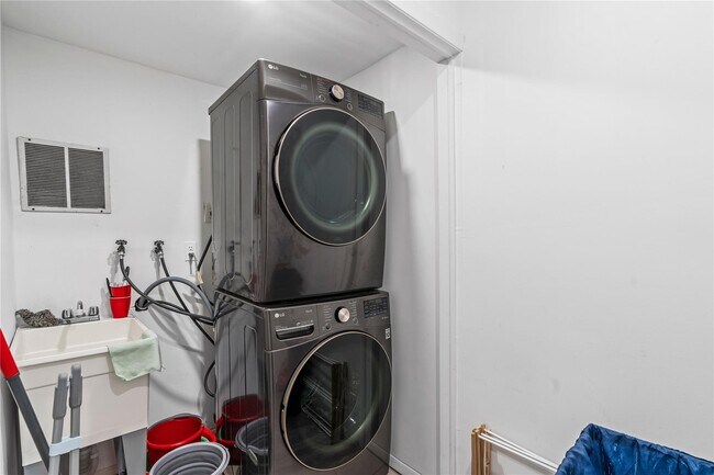 Building Photo - 22 Balmoral Cres