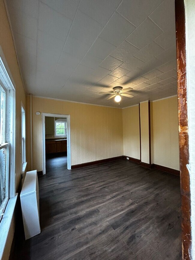 Building Photo - 325 Main St