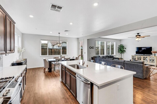 Building Photo - Rocklin 3 Bed 2.5 Bath Solar Gem