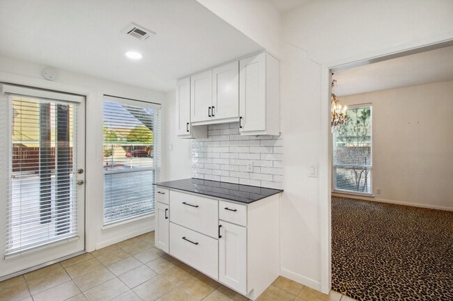 Building Photo - Spacious townhouse for rent! CPS & WATER INCLUDED WITH RENT !