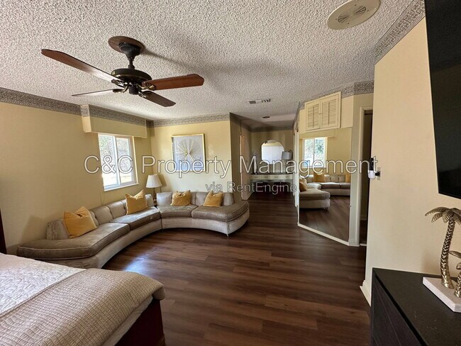 Building Photo - 425 Edgerton Dr