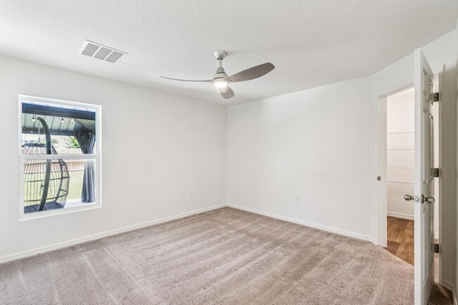 Building Photo - 766 SE Academy Ln