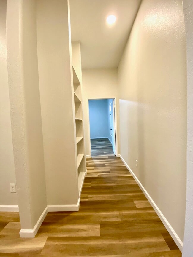 Building Photo - 270 Dahlia Ave