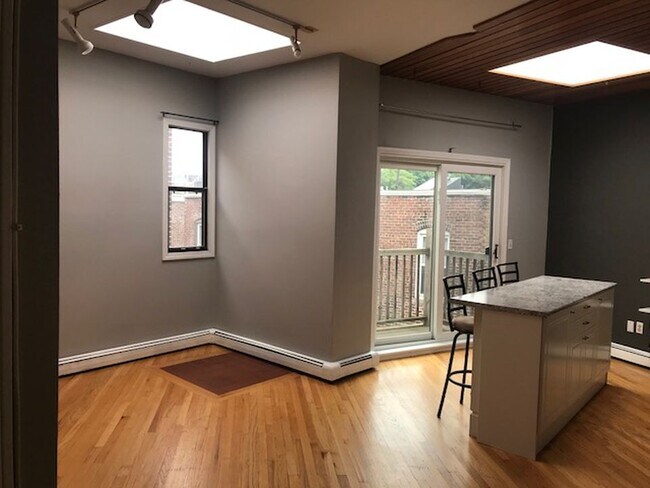 Building Photo - 390 Riverway
