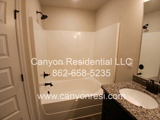 Building Photo - MUST SEE Fantastic 4BR 2/5 BA near everyth...