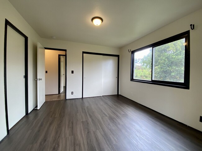 Building Photo - Spacious 3 bedroom, 2 bath Upper Flat for ...