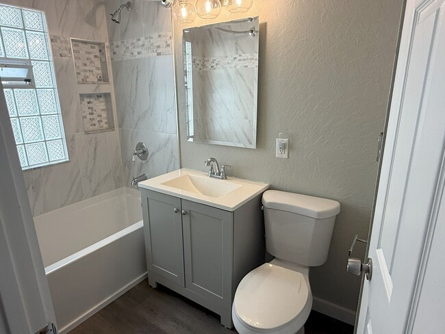 Building Photo - Private 4 bedroom home in West Allis