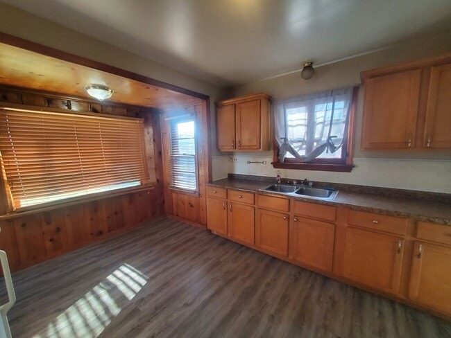 Building Photo - 3 Bedroom Single Family