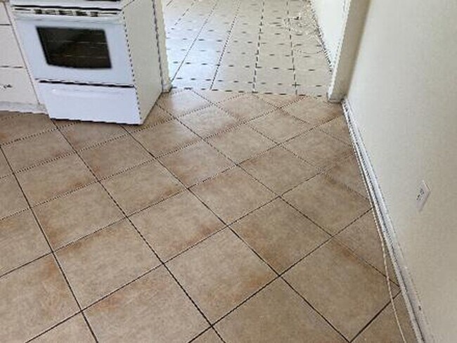 Building Photo - Excellent 2/1 Duplex in Desirable Area