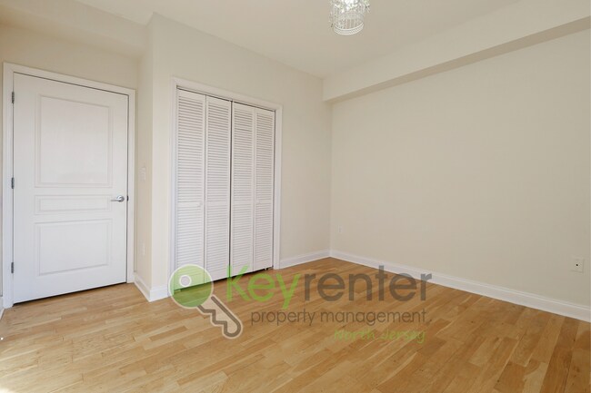 Building Photo - Top-Floor 2BR/2BA Condo with NYC Views + P...