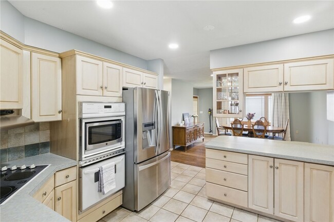 Building Photo - 12 White Oak Bend