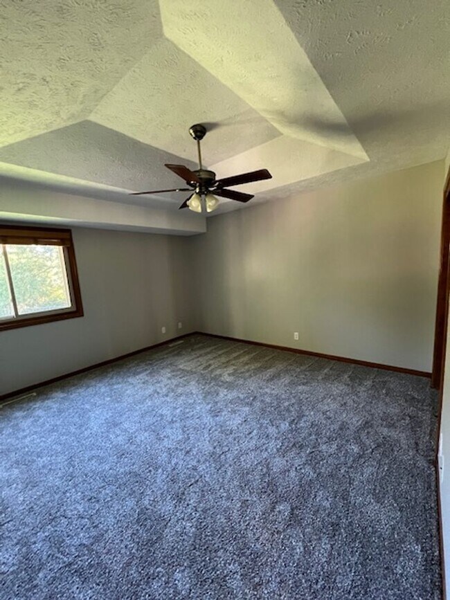 Building Photo - Bright & Spacious 3 Bedroom With Finished ...