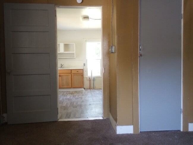 Building Photo - 2 Bedroom 1 Bathroom