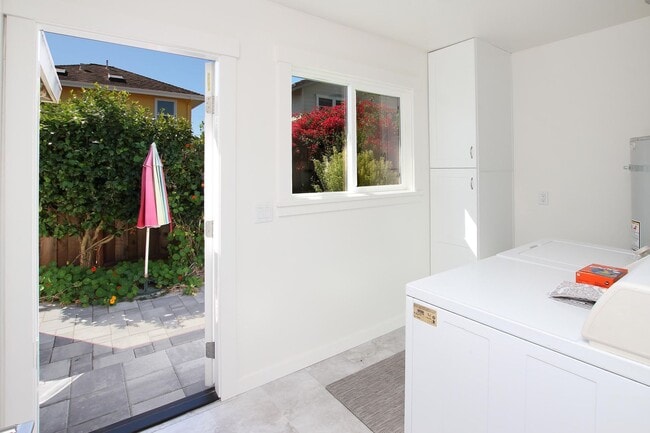 Building Photo - Charming Jewel Box Home Just Minutes from ...