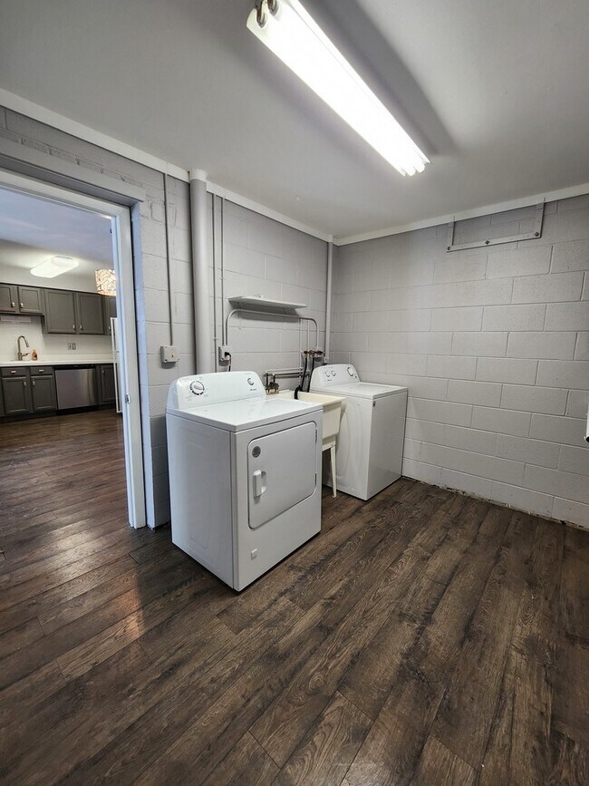 Building Photo - 123 Brewster Ct