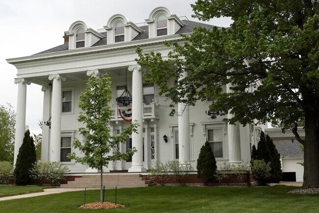 Building Photo - 820 1st St N