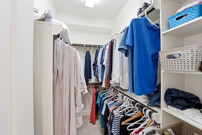 Building Photo - 904 W 18th St