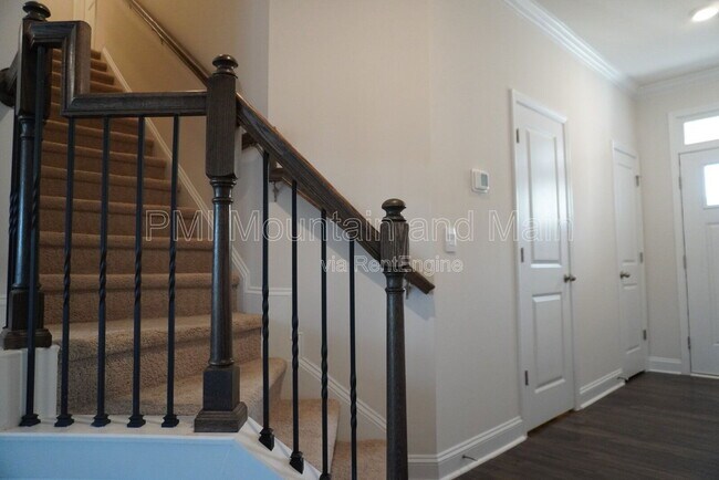 Building Photo - 210 Creekview Rd