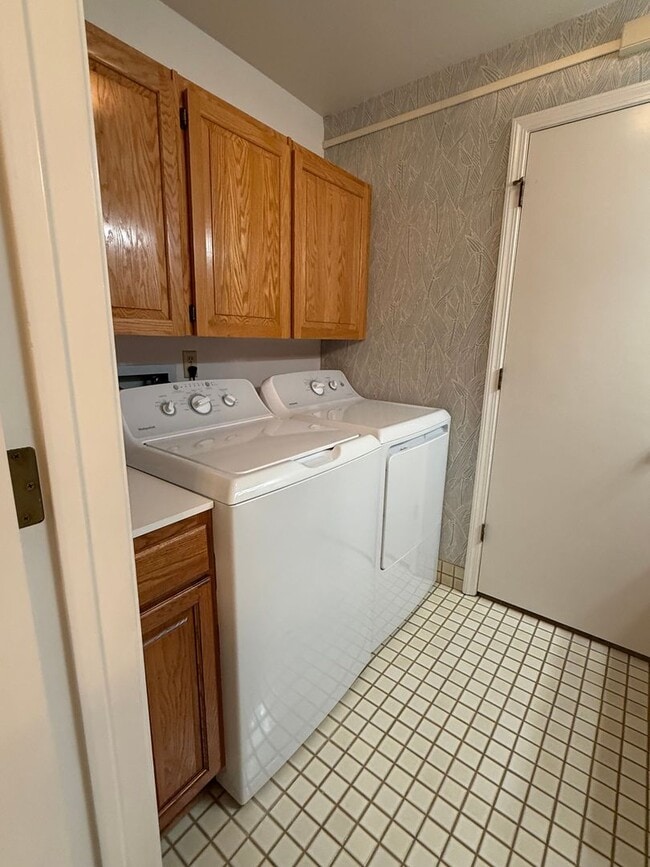 Building Photo - Desirable Park Place Condo -2 bedroom 1.5 ...