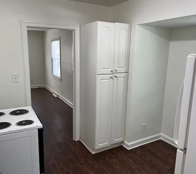 Building Photo - 2803 Robin Hood Dr