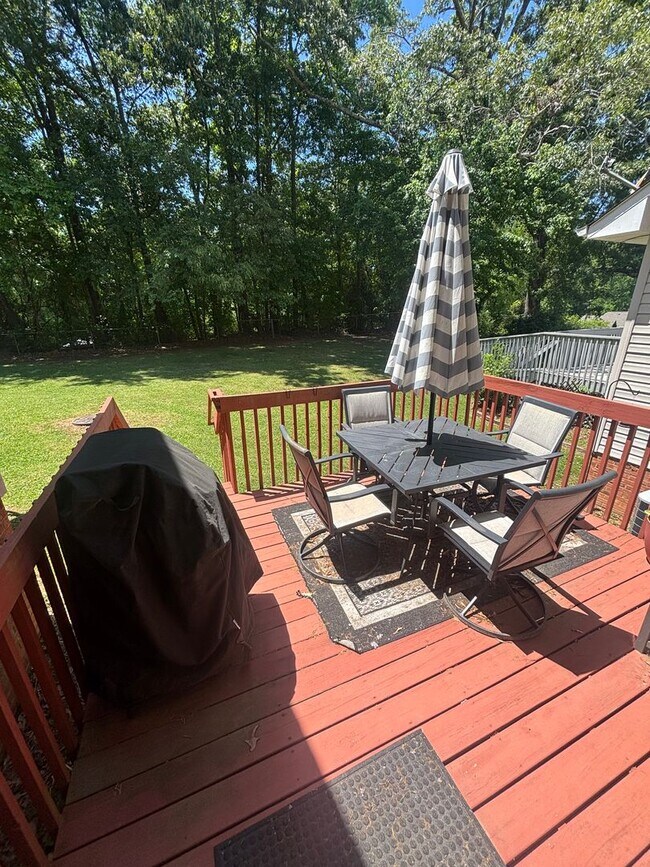 Building Photo - Beautifully Maintained Townhome In The Heart Of Town!