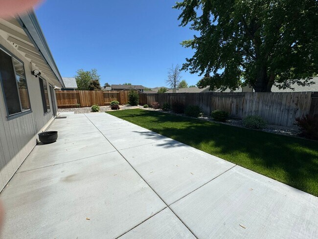 Building Photo - 3 Bedroom 2 bath with beautiful landscapin...