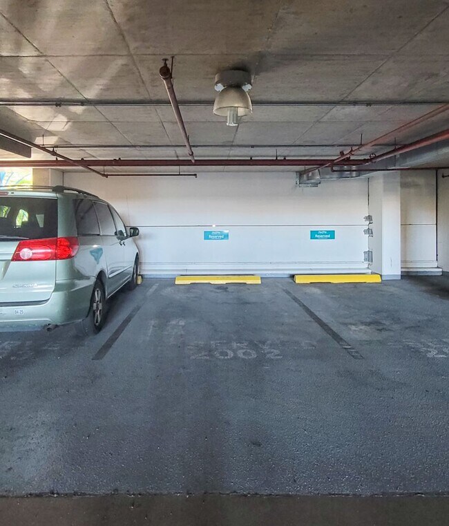 Building Photo - 1BR / 1Bath / 1Pkg - Condo in Kakaako Avai...