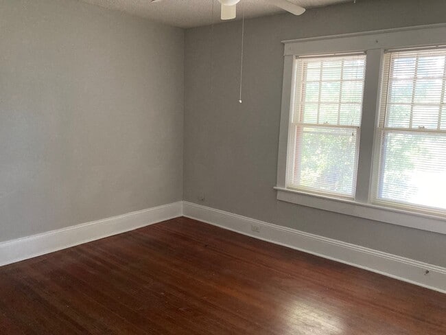 Building Photo - 1Bedroom/ 1 Bath Apartment on Fourth St. M...