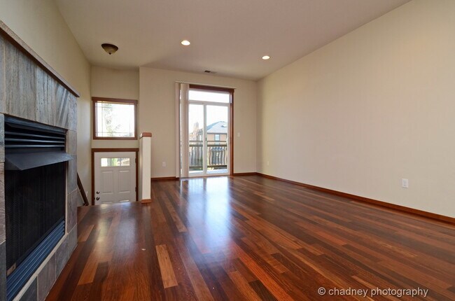 Building Photo - Beautiful Townhome! Flawless Location!