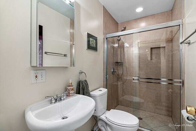 Building Photo - 5844 N Lacey Ave