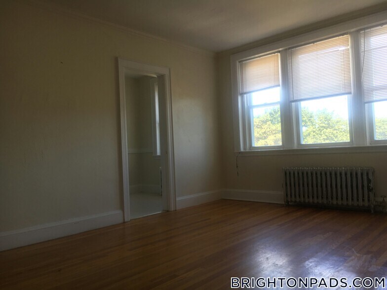 Building Photo - 2045 Commonwealth Ave
