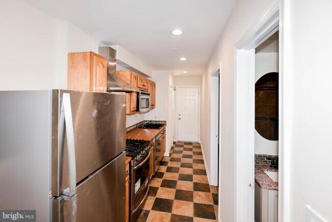 Building Photo - 1729 Gales Pl NE
