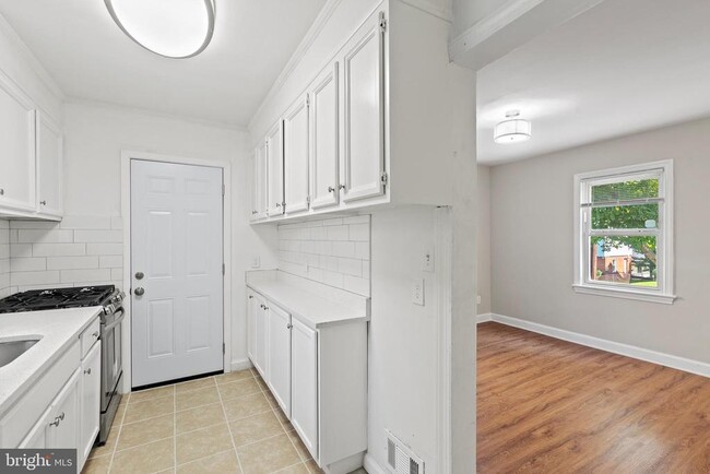 Building Photo - 4816 Woodlawn Dr