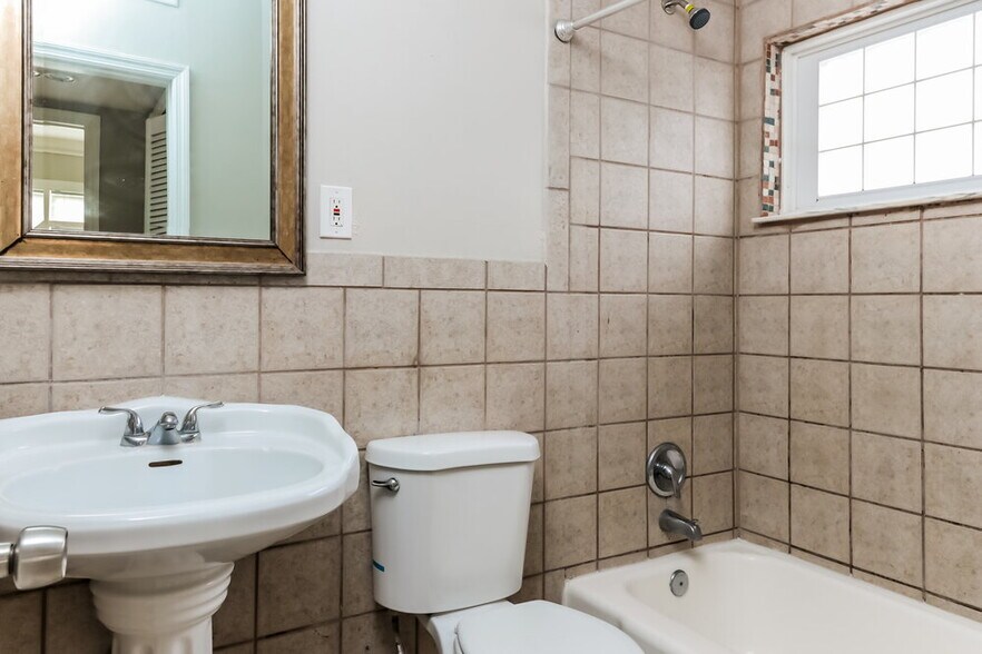 Building Photo - 395 Plum Tree Dr