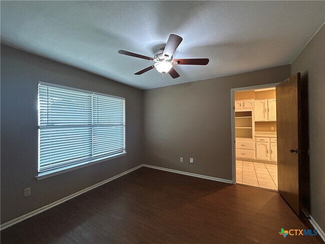 Building Photo - 826 Timber Dr