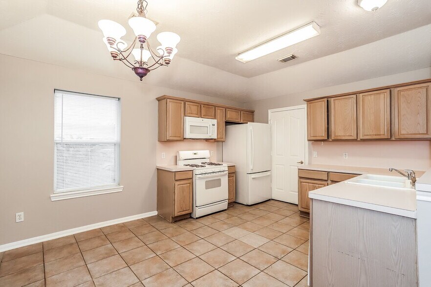 Building Photo - 22946 Sugar Bear Dr