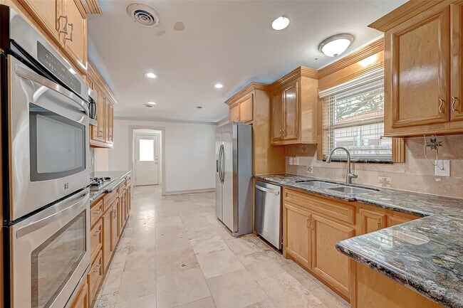 Building Photo - 5611 Briarbend Dr