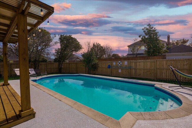 Building Photo - 516 Maywood Ln