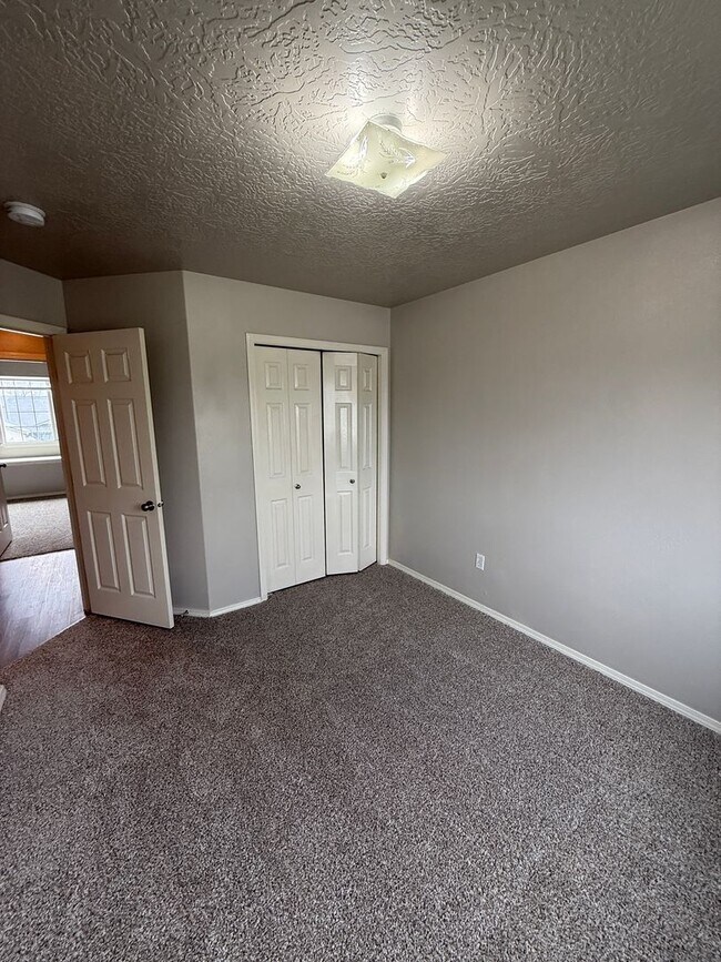 Building Photo - Brand New Floors! 3 Bed, 2.5 Bath Single Family Home