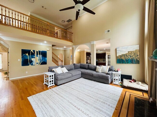 Building Photo - Incredible 4 bedroom/5 bath Tri-level home in Willoughby Park in NW Greensboro with finished base...