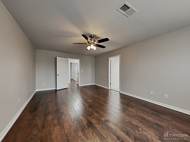 Building Photo - 832 Foxdale Dr