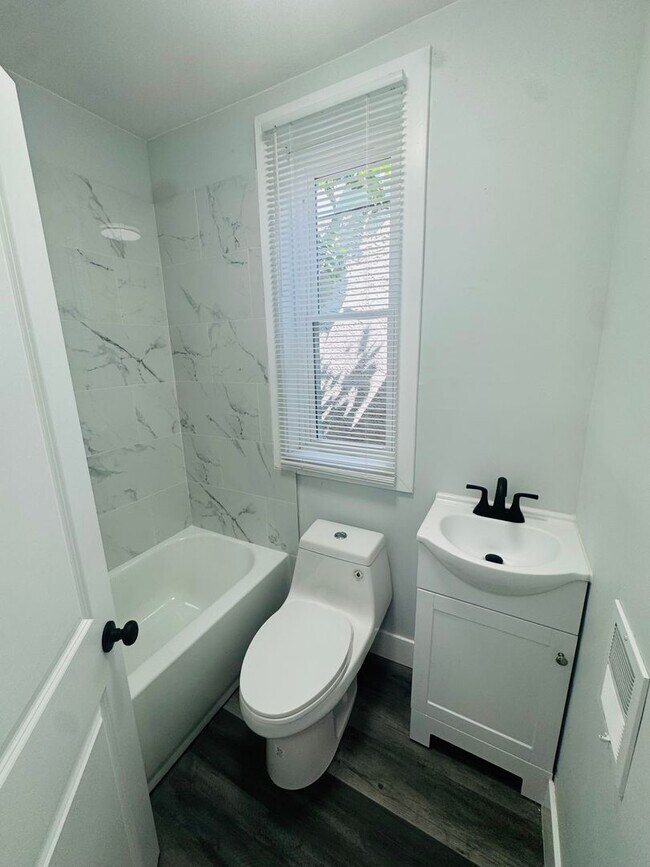 Building Photo - Remodeled 3bd/1 House with Rear yard!! SEC...