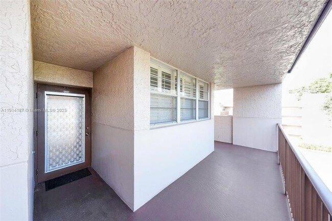 Building Photo - 1811 Sabal Palm Dr