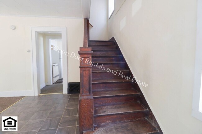 Building Photo - $200 off first months rent! 3 bedroom home...