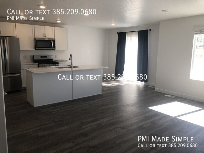 Building Photo - Brand New End Unit!! Open Floor Plan 3 Bed...