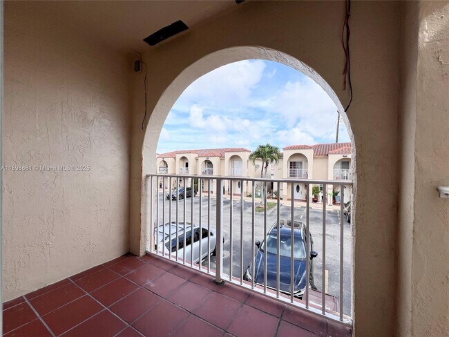 Building Photo - 519 W 68th St