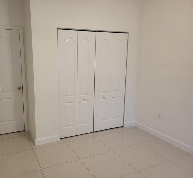 Building Photo - 1027 SW 11th Ave